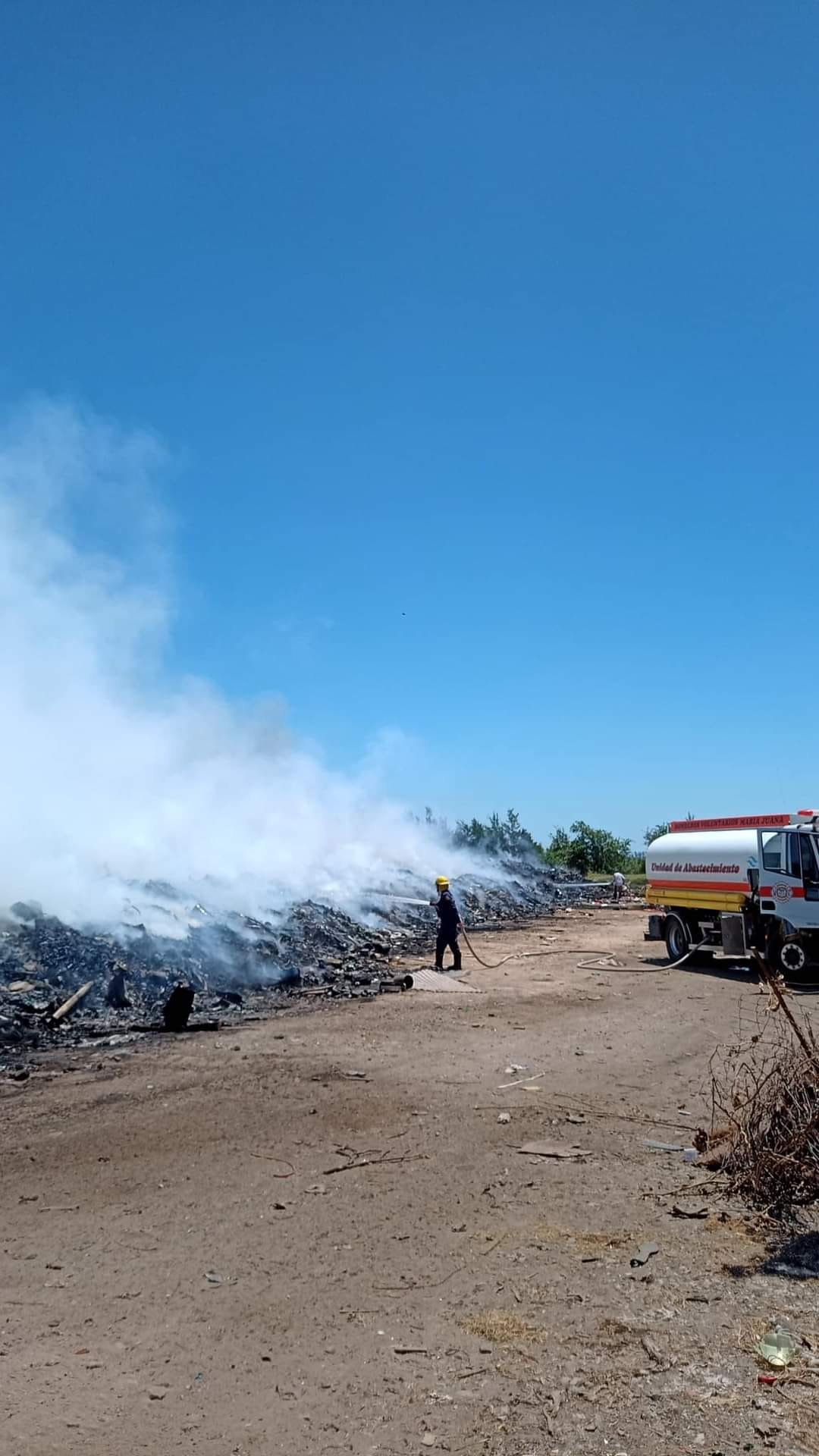 Bomberos y personal comunal controlaron un incendio en el basural de ...