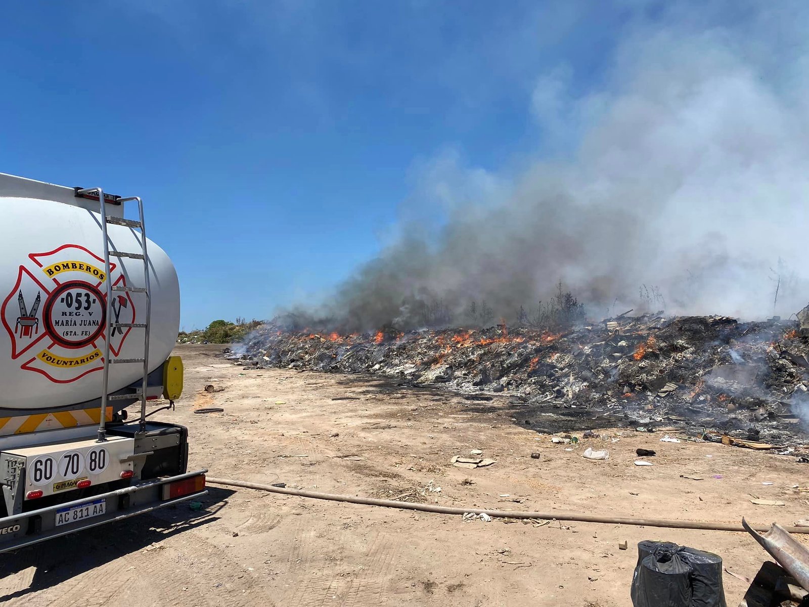 Bomberos y personal comunal controlaron un incendio en el basural de ...