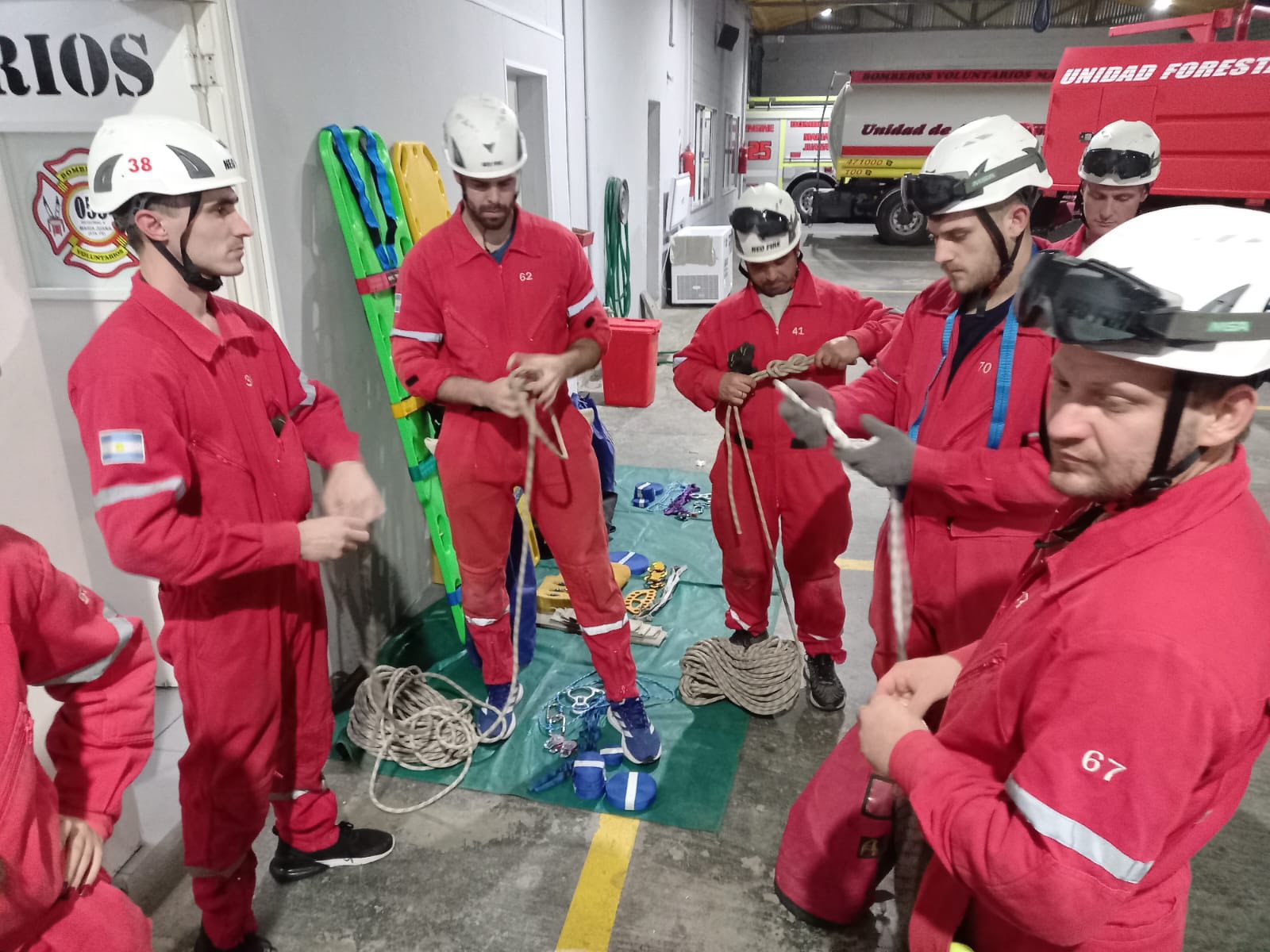 Bomberos de María Juana realizaron una práctica clave en rescate con cuerdas y nudos