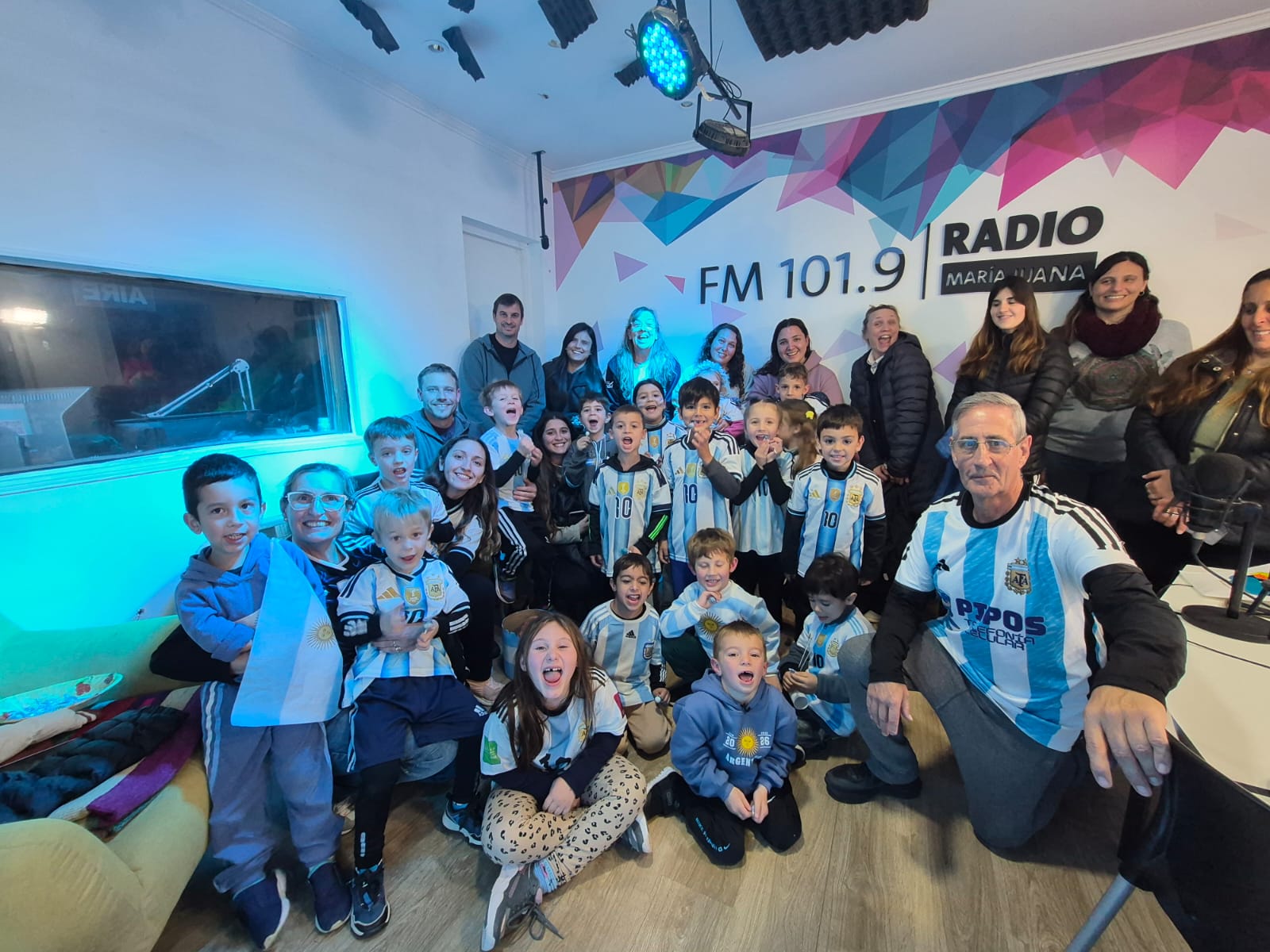 Alumnos del Jardín de 5 años de la Escuela Santa María de los Ángeles visitaron Radio María Juana